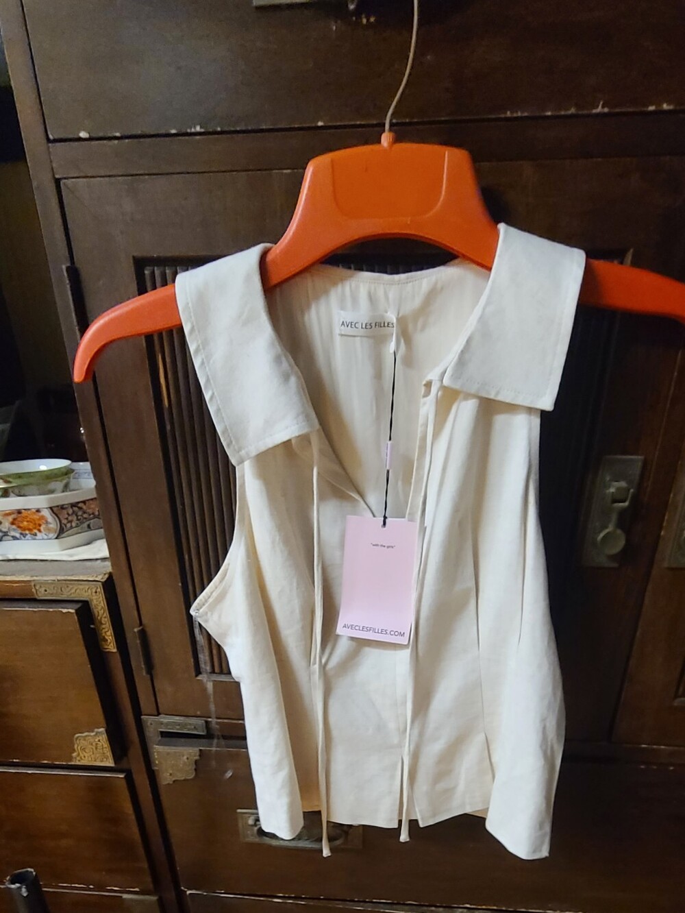 Avec Les Filles Cream Sleeveless Collared Camisole Top
